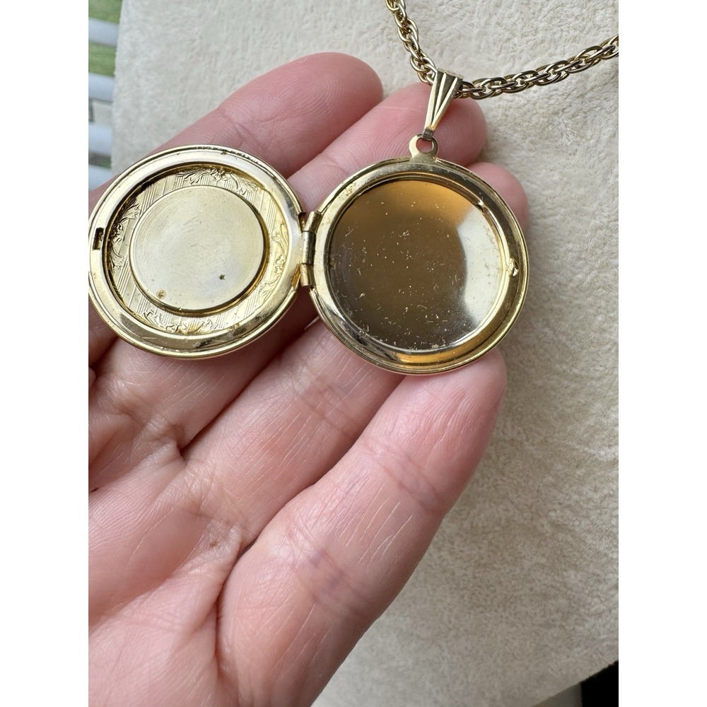 Vintage Gold Tone Round Locket Necklace Embroidered Rose Floral Engraved Retro - Picture 4 of 9
